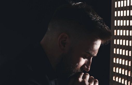 Spowiedź w konfesjonale reklamuje markę Atlas