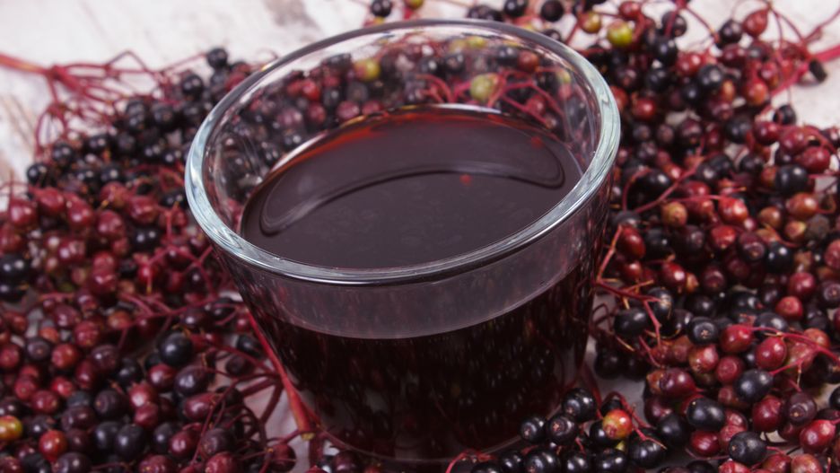 Najzdrowszy jest domowy sok z czarnego bzu bez dodatku cukru