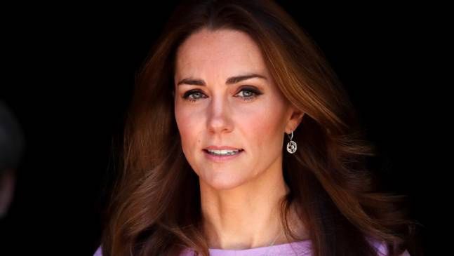 Afera wokół nowego zdjęcia Kate Middleton. Zapozowała BEZ OBRĄCZKI (FOTO)