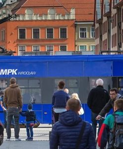 Wrocław. Światowy Dzień Walki z Analfabetyzmem. Komunikacja miejska za darmo