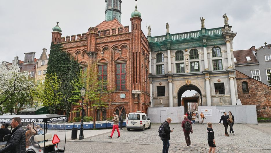 Złota Brama ogrodzona płotem (zdjęcie z kwietnia 2024 r., przedstawiająca jednak stan, który nie uległ poważniejszym zmianom od tego momentu). 