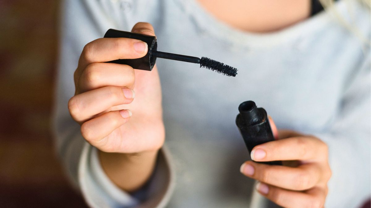 Kobieta trzyma tusz do rzęs