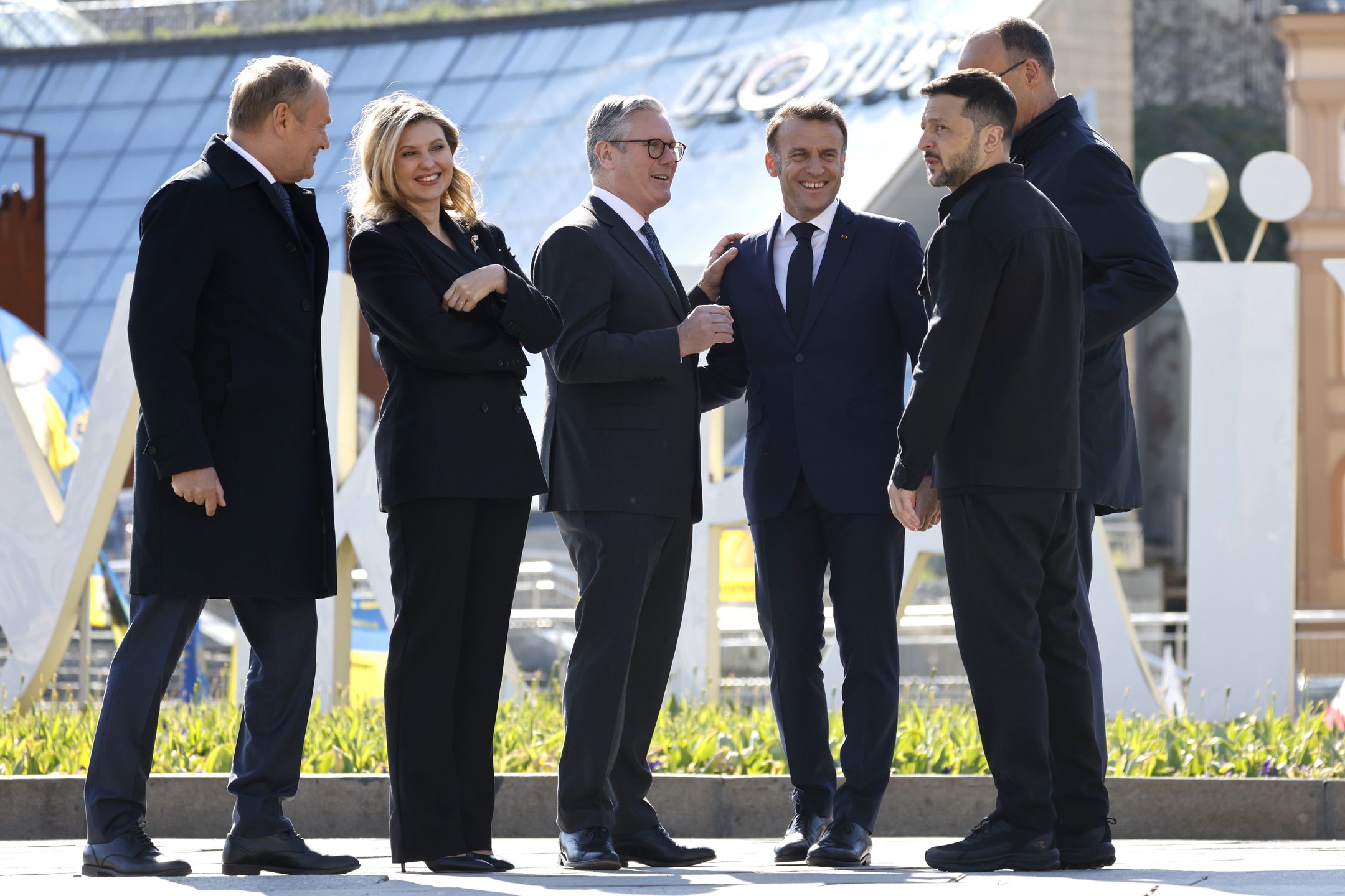 Liderzy państw europejskich z Wołodymyrem Zełenskim i jego żoną