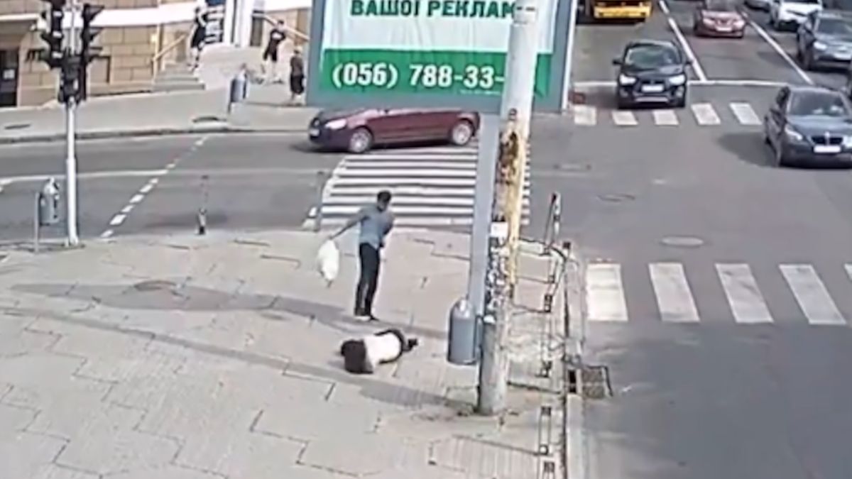 Zaatakował kobietę na pasach.