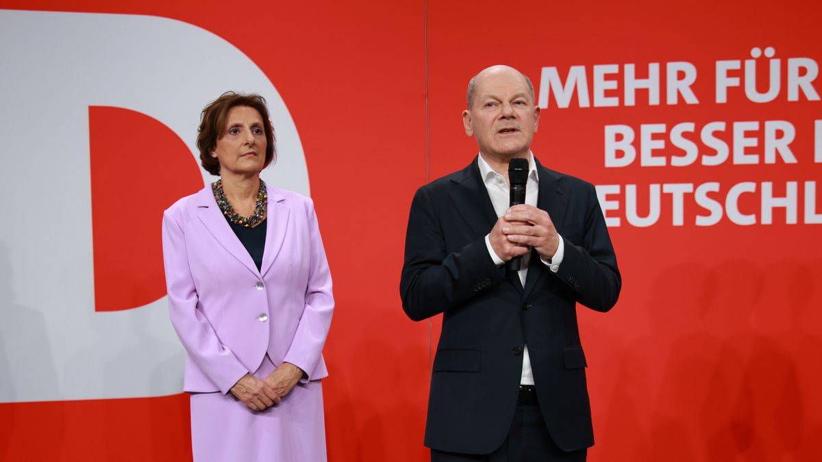 German Chancellor Olaf Scholz (R) and his wife Britta Ernst (L) speak during the Social Democratic Party (SPD) election event in Berlin, Germany, 23 February 2025. About 60 million Germans were eligible to vote in the elections for a new federal parliament, the 21st Bundestag. EPA/CLEMENS BILAN Dostawca: PAP/EPA.