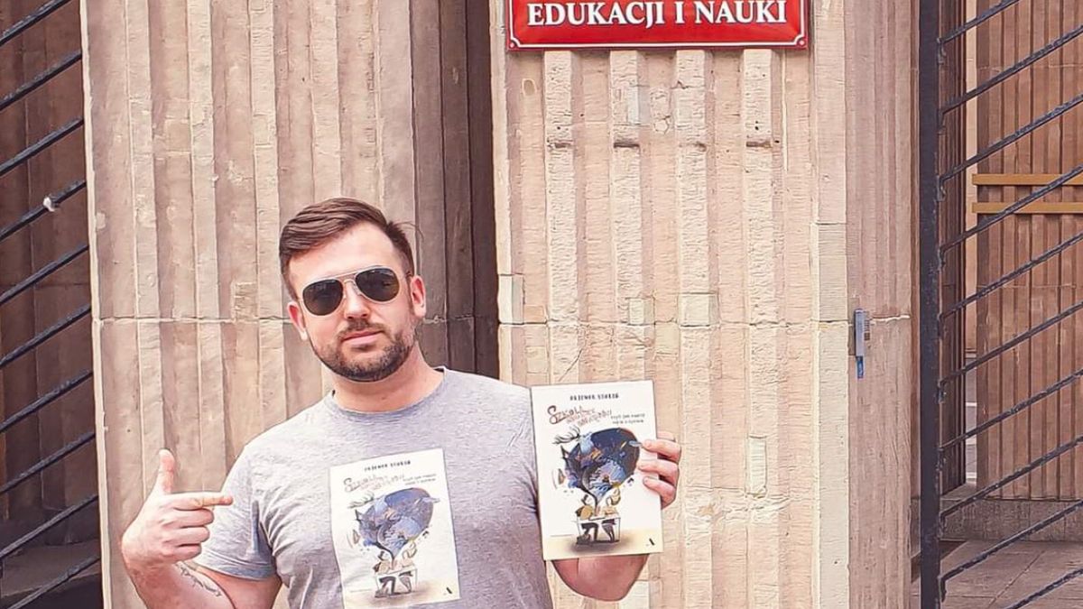 Gdy dyrektorka jednej ze szkół z pobudek homofobicznych nie zgodziła się na zakup jego książki... poszedł z nią pod Ministerstwo Edukacji i Nauki 