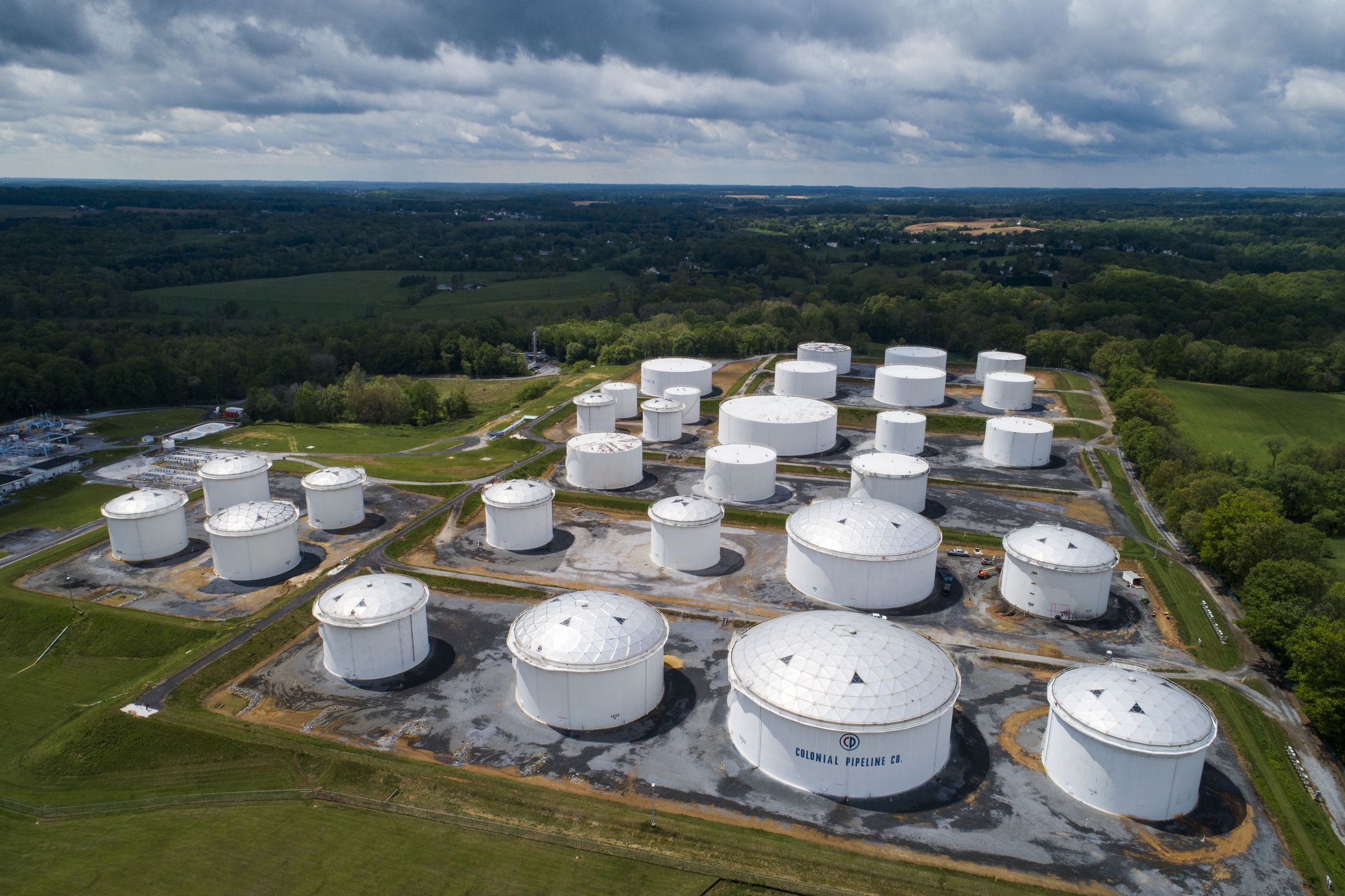 epa09185941 An image made with a drone shows fuel tanks at a Colonial Pipeline breakout station in Woodbine, Maryland, USA, 08 May 2021. A cyberattack forced the shutdown of 5,500 miles of Colonial Pipeline's sprawling interstate system, which carries gasoline and jet fuel from Texas to New York.  EPA/JIM LO SCALZO Dostawca: PAP/EPA.