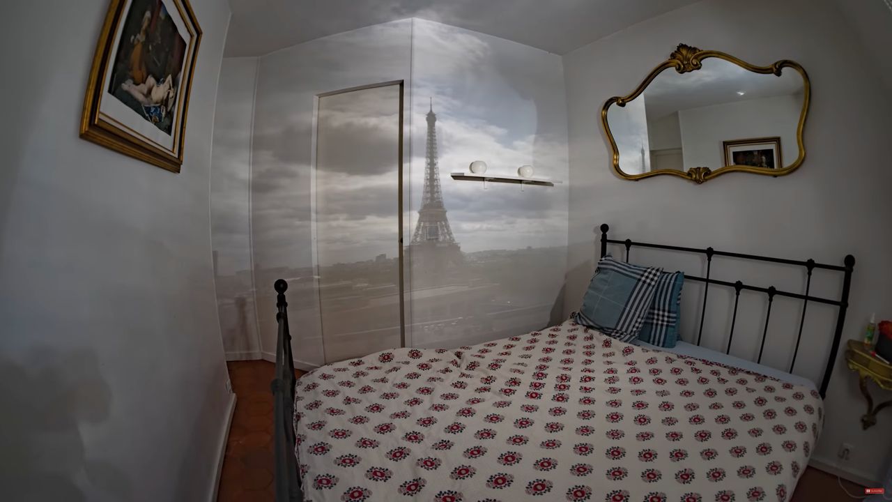 Mathieu wypełnił cały pokój pięknym widokiem Paryża.
