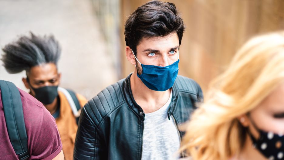 koronawirus covid ulica miasto maseczki obostrzenia ludzie mężczyzna maseczka pandemia