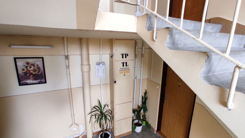 reporter_baza_2021-08
27.08.2021 Lodz. Klatka schodowa w bliku na lodzkim Widzewie. Ludzie czesto trzymaja przed drzwiami kwiaty, wieszja na scianach obrazy. Fot. Piotr Kamionka/REPORTER
Piotr Kamionka/REPORTER