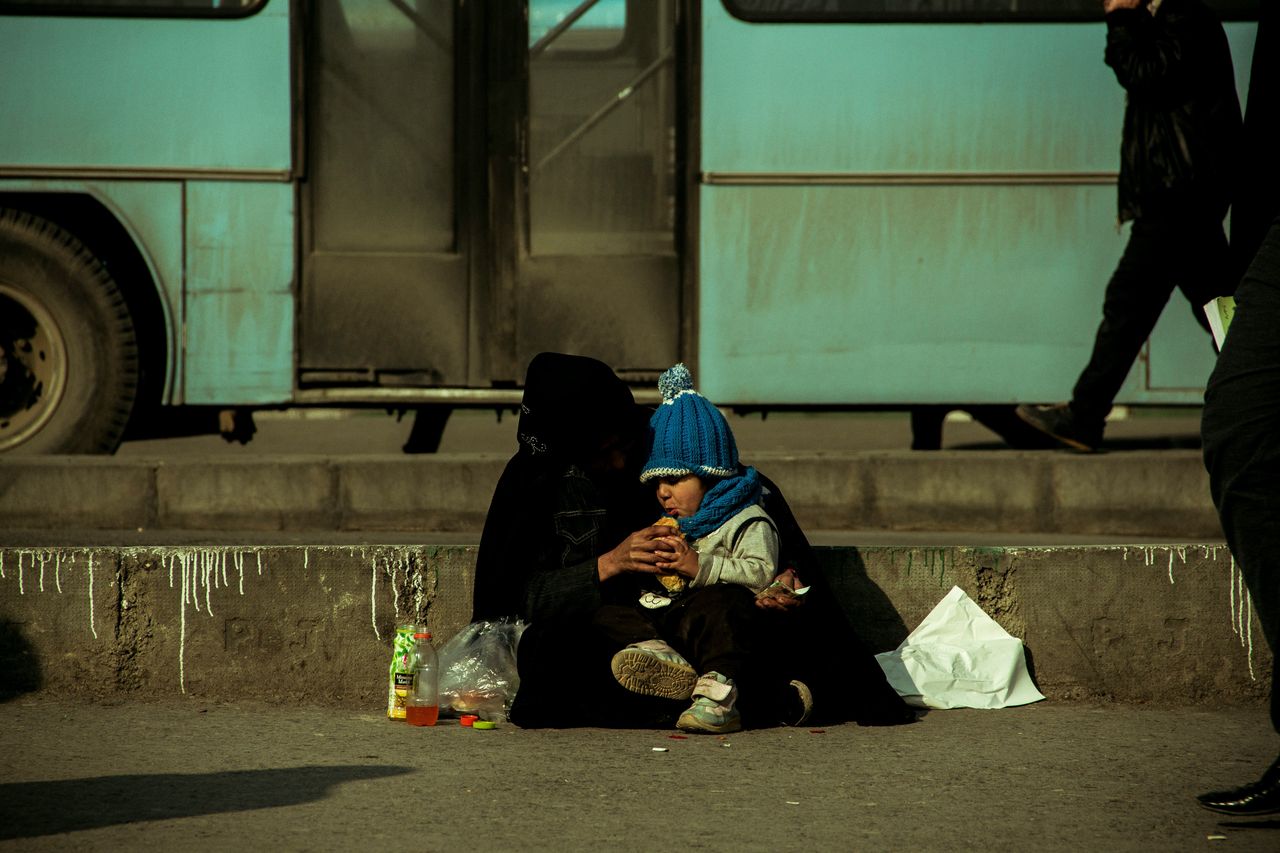 Imigrancka rodzina z dziećmi żyje na ulicy. Warszawskie służby pod lupą