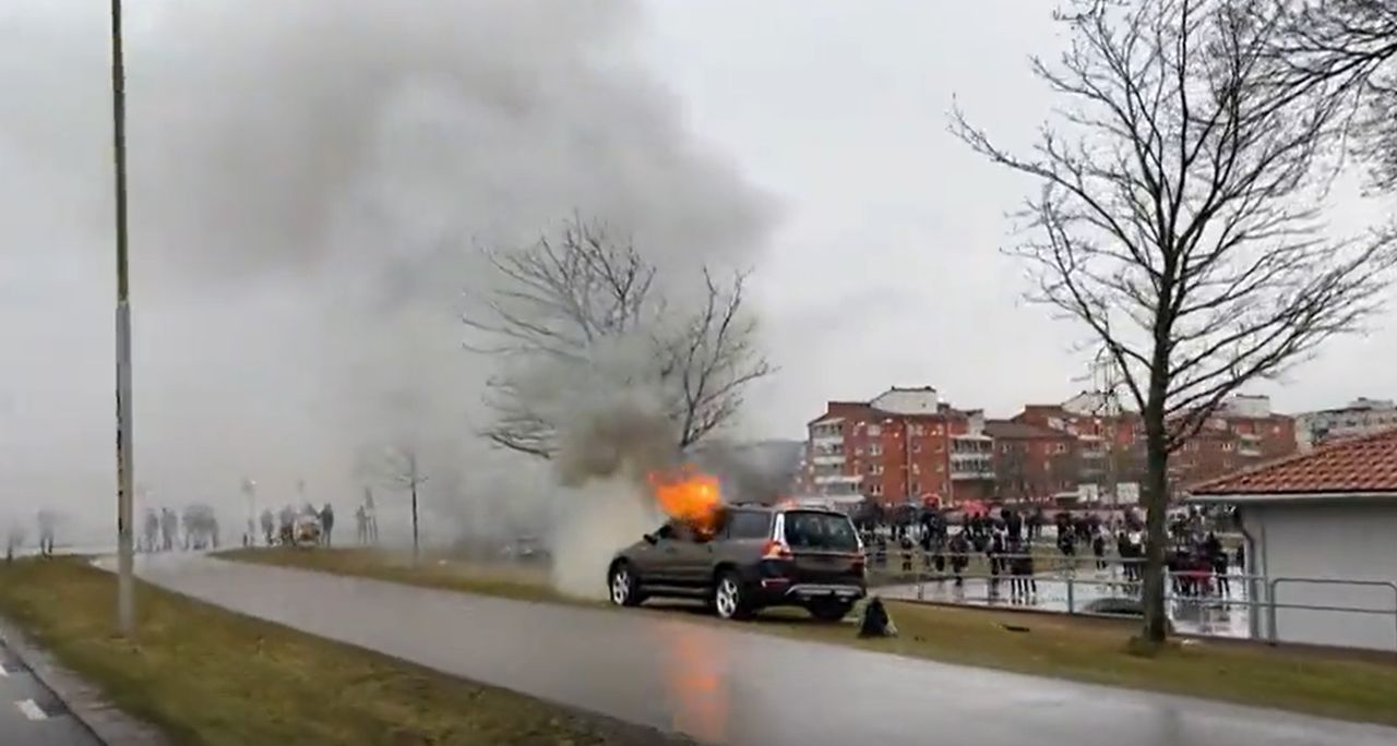 Zamieszki w Szwecji z powodu Duńczyka. Zdemolowane radiowozy i ranni policjanci