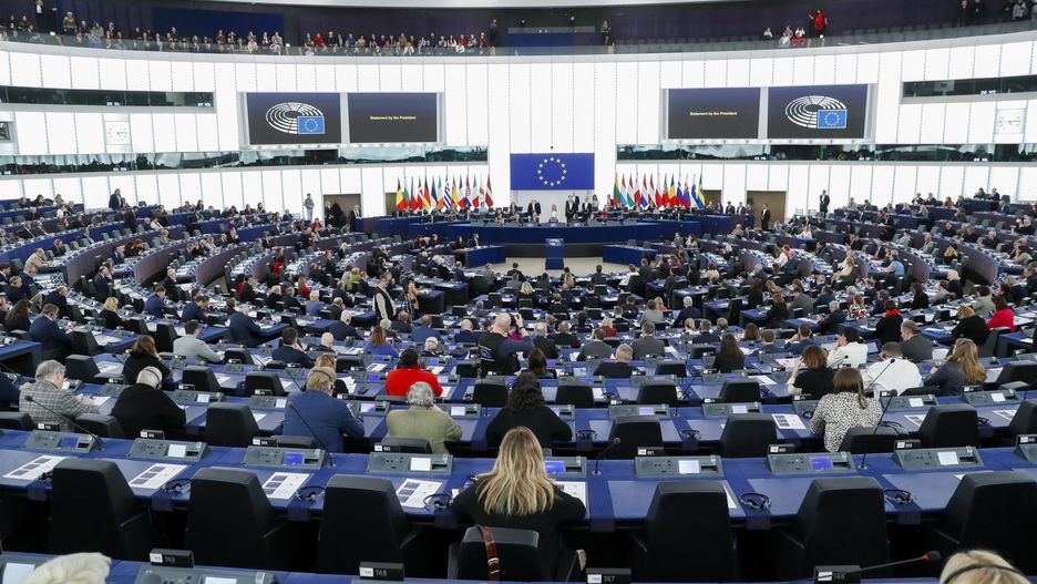 EU Parliament plenary session
epaselect epa10362177 A general view on the plenary hall at the start of the session of the European Parliament in Strasbourg, France, 12 December 2022. Belgian federal prosecutor said in a statement four of six people within the European Parliament were detained on 09 December and have been charged with 'participation in a criminal organization, money laundering and corruption' and remanded in custody. Greek MEP and European Parliament Vice President Eva Kaili has reportedly been among those arrested in an investigation into suspected bribery by a Gulf state.  EPA/JULIEN WARNAND 
Dostawca: PAP/EPA.
JULIEN WARNAND
epaselect