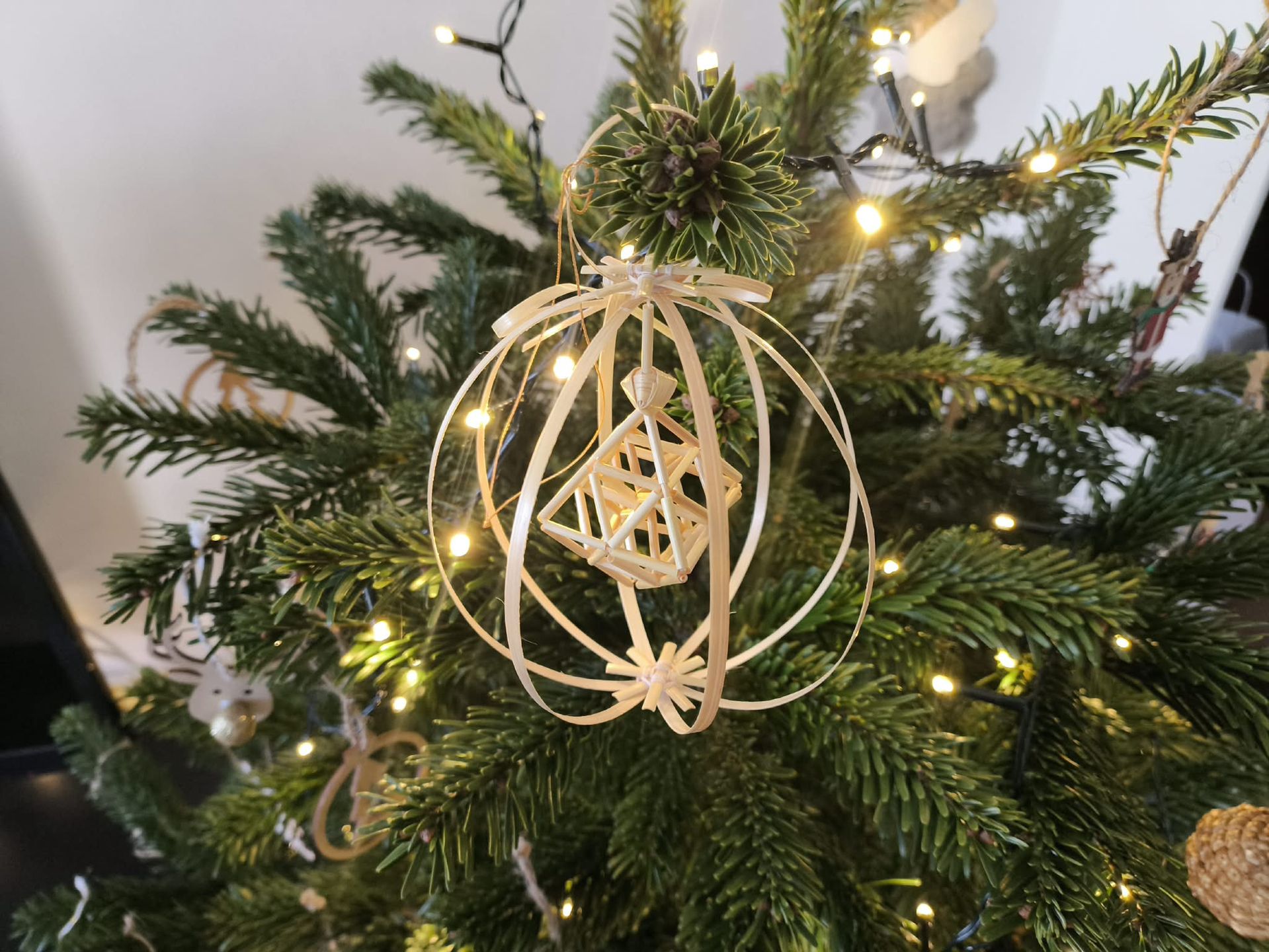 Tradycyjna słomkowa bombka