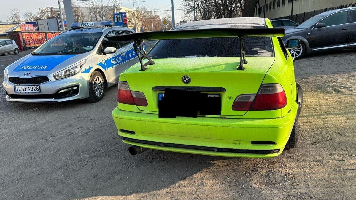 Policjanci kontrolujący BMW na ul. Łęczyńskiej w Lublinie