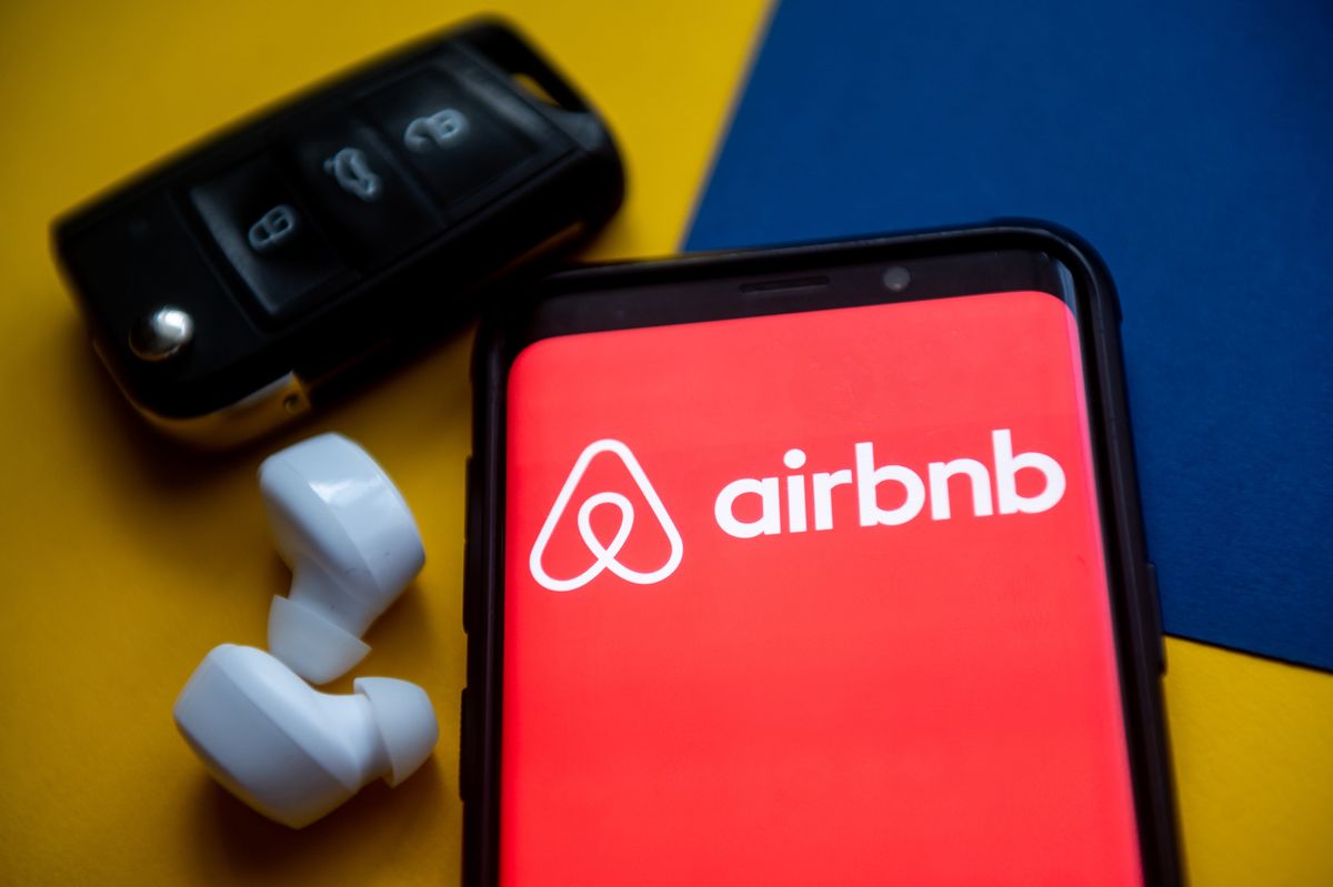 POLAND - 2022/02/01: In this photo illustration an Airbnb logo seen displayed on a smartphone. (Photo Illustration by Mateusz Slodkowski/SOPA Images/LightRocket via Getty Images)