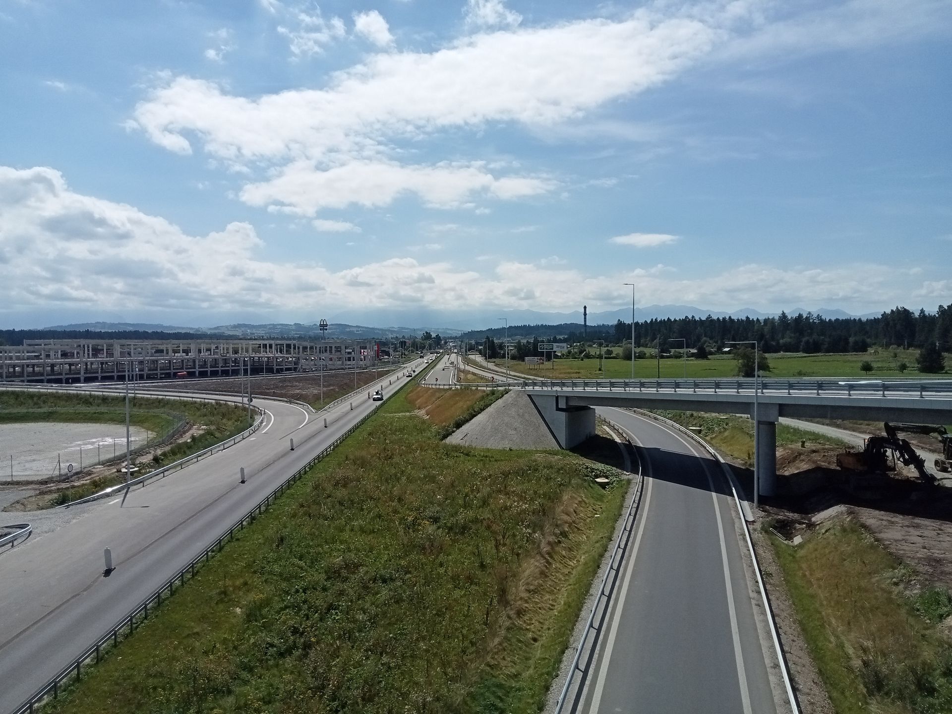 Miejsce, gdzie nowa zakopianka (po prawej) połącz się ze starą trasą (po lewej)