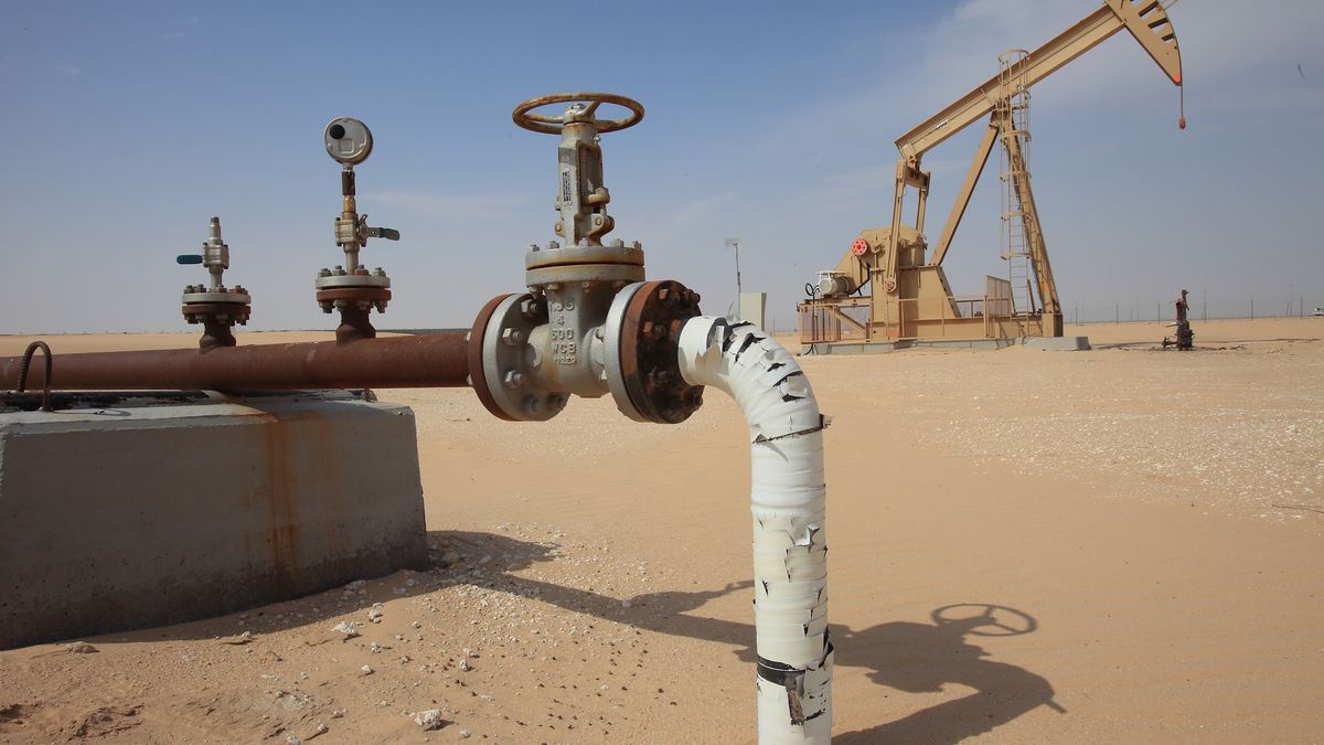 Infrastruktura naftowa na polu Al Wafra w Kuwejcie. W kwietniu to ten kraj ograniczył wśród krajów OPEC produkcję ropy najbardziej