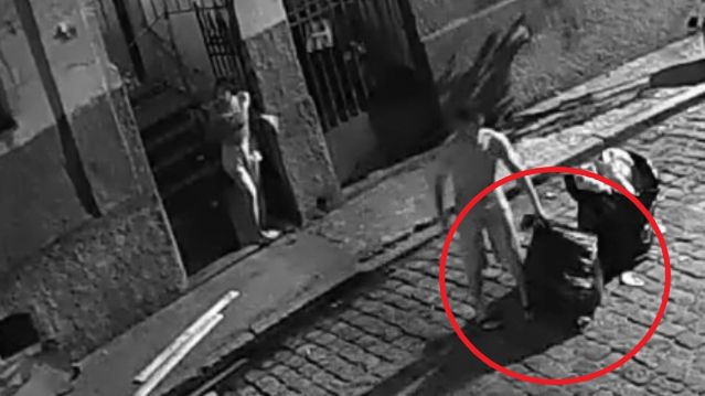 Kamery monitoringu w dzielnicy Luz w Sao Paulo w Brazylii nagrały moment kiedy para pozbywa się zamordowanego niemowlaka.