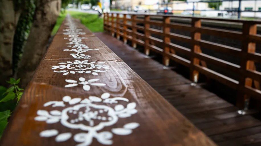 Charakterystyczne wzory pałuckie można zobaczyć na mostku