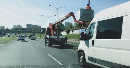 Uwaga kierowcy! Trwa malowanie latarni na al. Witosa. Tworzą się korki