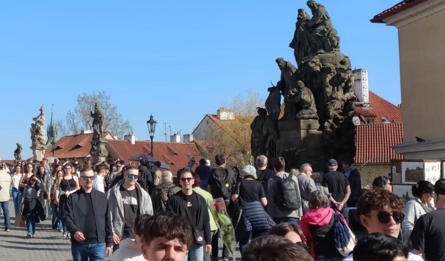 Turyści chętnie zwiedzają Pragę przez cały rok 