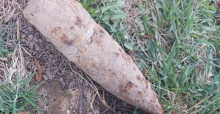 Niewybuch w przydomowym ogródku. Pocisk z czasów II wojny światowej odkryty podczas prac ziemnych