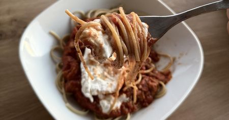 Dodaj to na wierzch makaronu. Tradycyjne spaghetti zmienia się nie do poznania