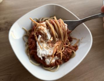 Dodaj to na wierzch makaronu. Tradycyjne spaghetti zmienia się nie do poznania