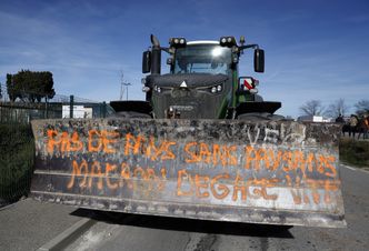 Francja ugina się pod naporem rolników. Blokady dróg przynoszą efekty