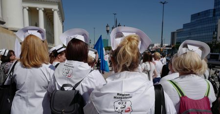 Lawina odszkodowań może zatopić szpitale. Pielęgniarki idą po miliony