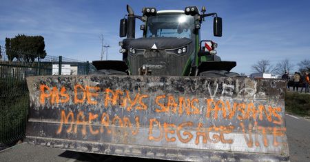 Francja ugina się pod naporem rolników. Blokady dróg przynoszą efekty