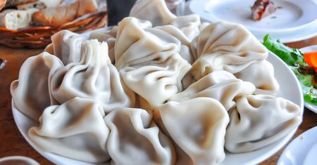 Tymi pierogami zajadają się w Gruzji. Już pierwszy gryz sprawi, że zrozumiesz skąd ich popularność