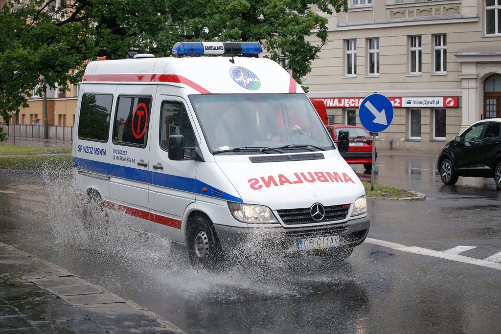 Pacjent wypadł z karetki. Ruszył proces 
