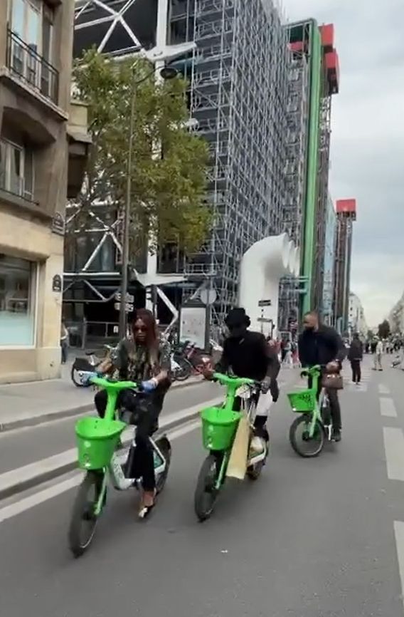 Naomi Campbell w rękawiczkach pruje przez Paryż na rowerze
