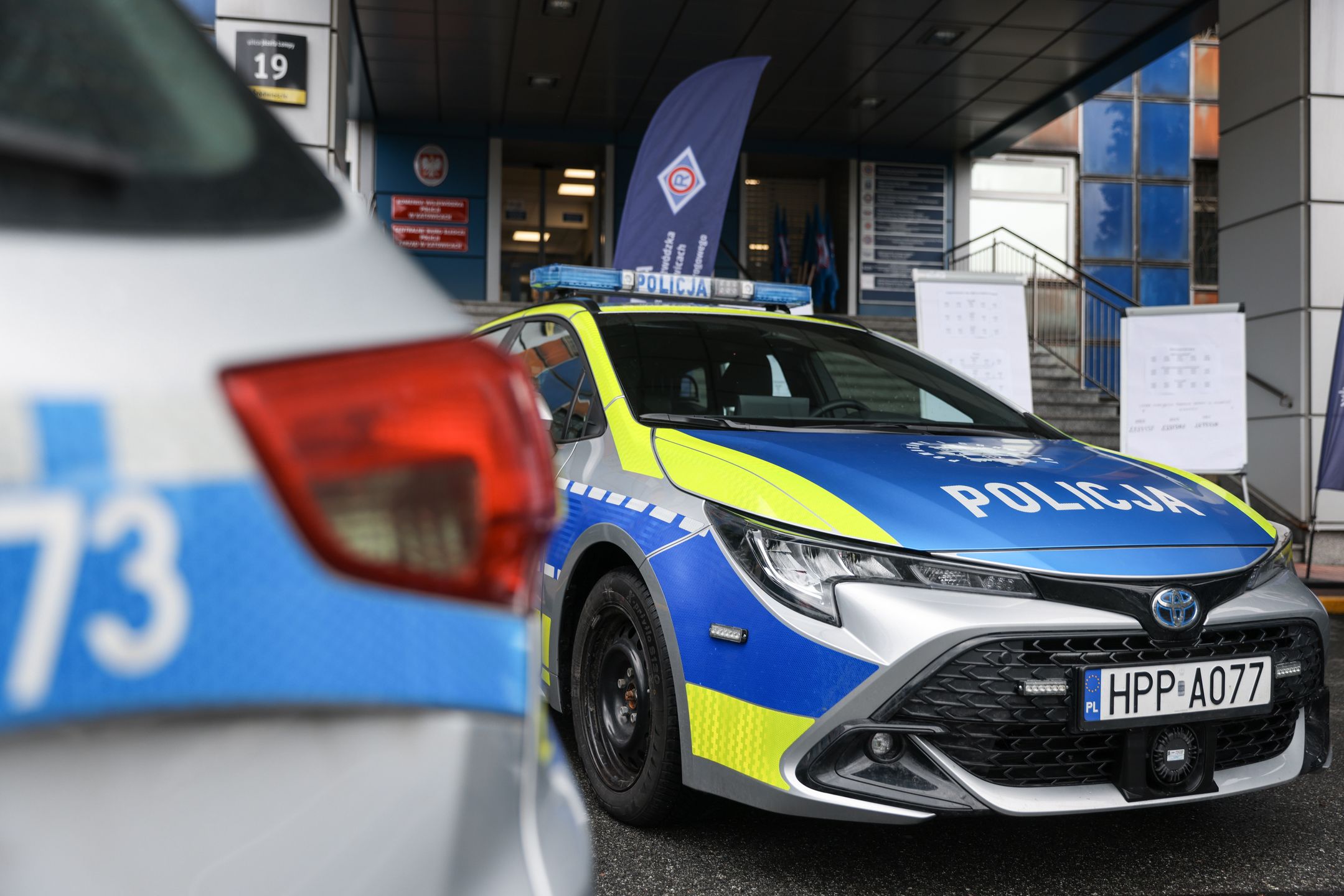 Katowice, 10.01.2025. Radiowozy śląskiej drogówki prezentowane podczas konferencji prasowej przed Komendą Wojewódzką Policji w Katowicach, 10 bm. Celem spotkania było podsumowanie najbezpieczniejszego roku w historii na drogach województwa śląskiego. (amb) PAP/Kasia Zaremba