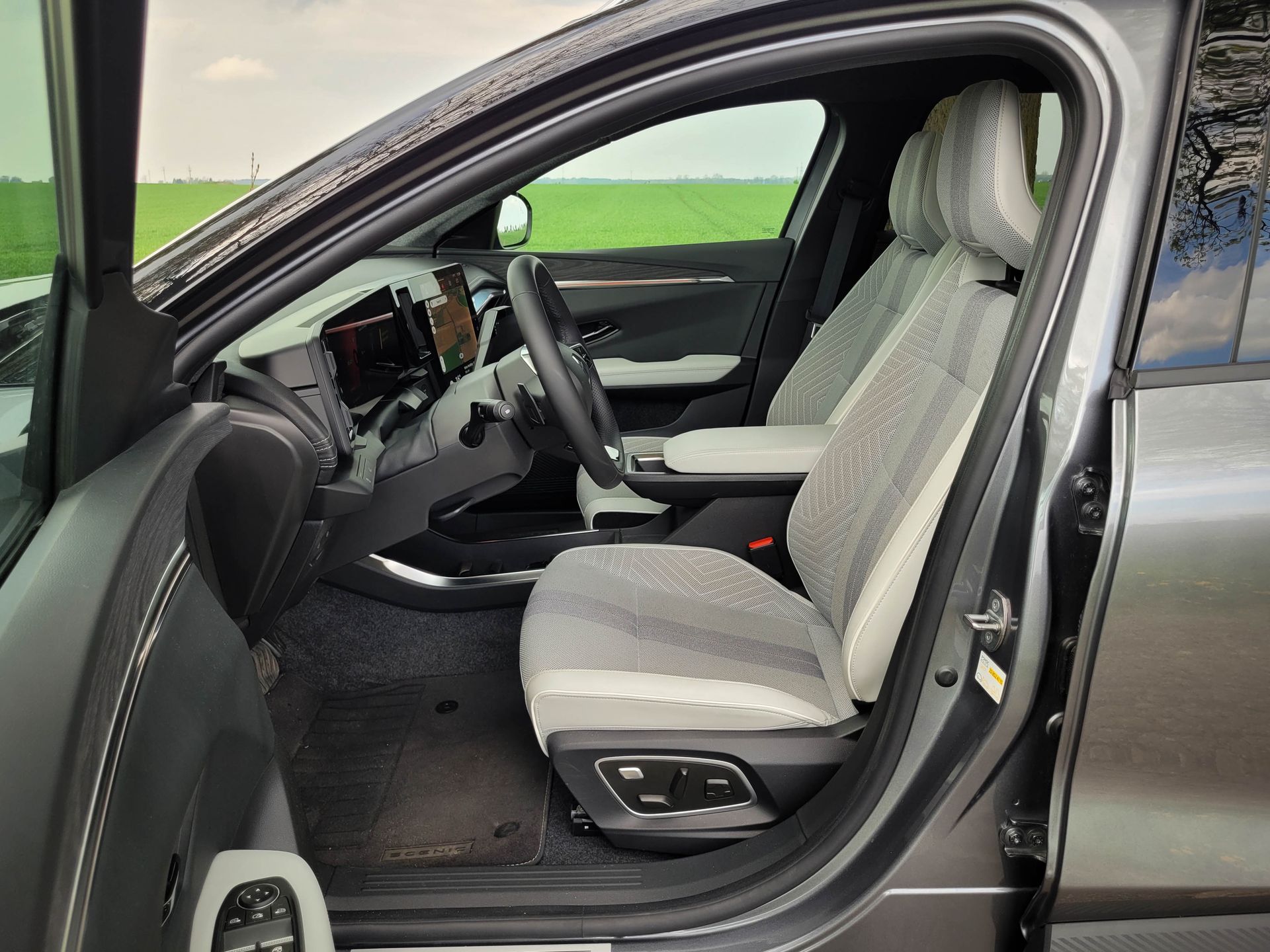 Renault Scenic E-Tech iconic long range