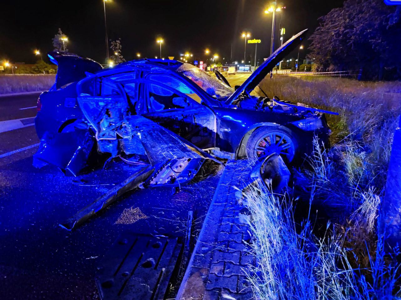 Wypadek po ulewie. BMW uderzyło w latarnię