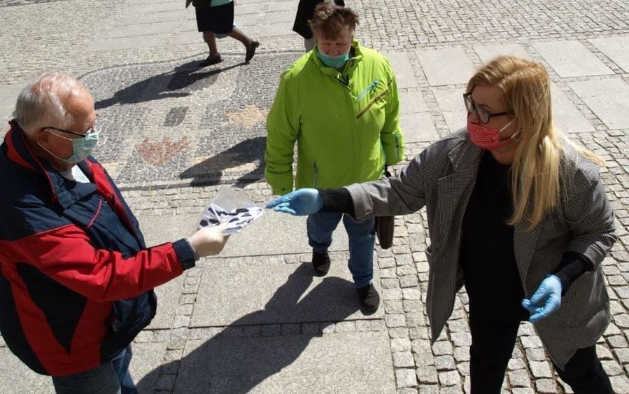 Koronawirus. Umorzono śledztwo ws. rozdawania maseczek. Nie stworzono zagrożenia epidemiologicznego