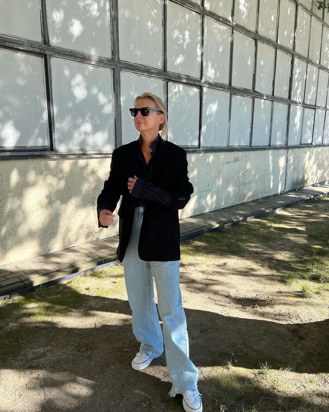 Trampki przełamują nonszalancko-eleganckie zestawy Magdy MołekInsatgram/magda_molek