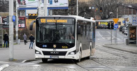 Luzowanie obostrzeń w transporcie publicznym. Już od jutra autobusem czy tramwajem pojedzie więcej osób