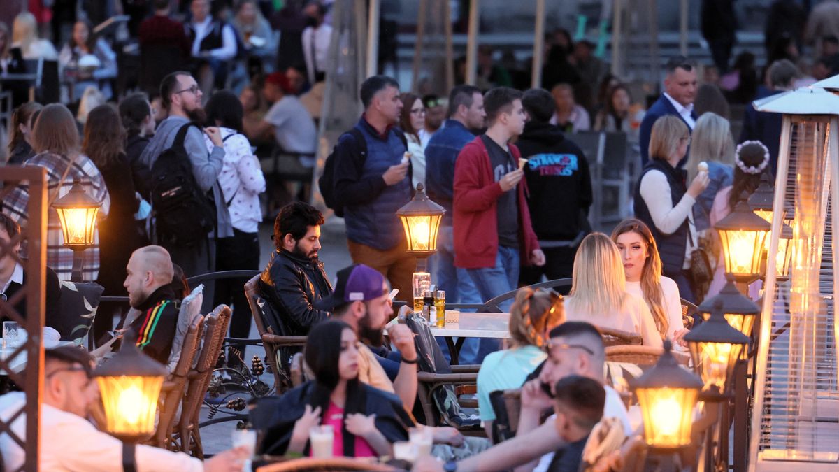 Warszawa, 15.05.2021. Koronawirus w Polsce. Goście w ogródku jednej z restauracji na Placu Zamkowym w Warszawie, 15 bm. To pierwszy weekend luzowania obostrzeń epidemicznych. Od 15 bm. czynne są m.in. ogródki gastronomiczne. (mr) PAP/Leszek Szymański