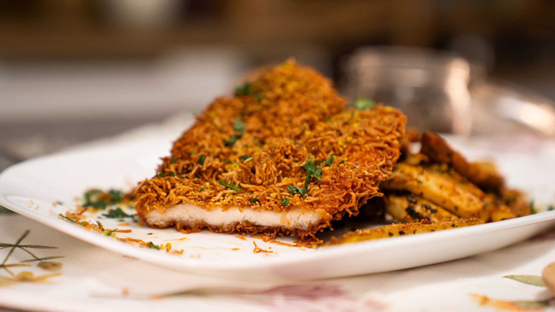 Dubajski kotlet schabowy z frytkami pistacjowymi