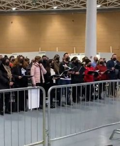 Czekali na szczepienie, zaczęli śpiewać. "Nadzwyczajny gest"