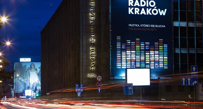 Piotr Metz rekomenduje muzykę w Radiu Kraków w akcji reklamowej rozgłośni