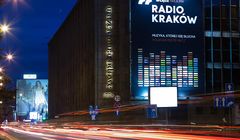Piotr Metz rekomenduje muzykę w Radiu Kraków w akcji reklamowej rozgłośni
