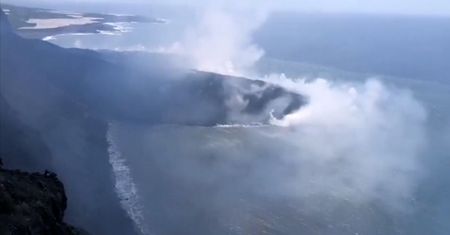 Erupcja wulkanu na Wyspach Kanaryjskich. Lawa stworzyła nowy ląd