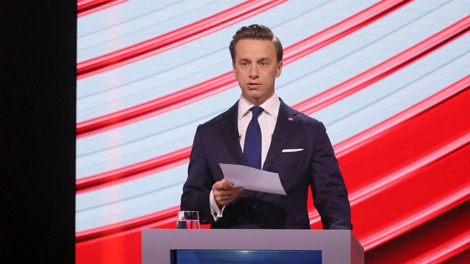 Debata prezydencka 2020. Krzysztof Bosak podczas debaty prezydenckiej w TVP