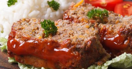 Idealna na obiad i do kanapek. Przepis na pieczeń z mielonego mięsa