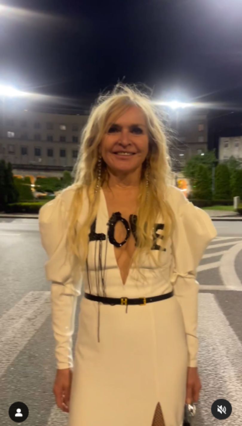Monika Olejnik pozuje na przejściu dla pieszych